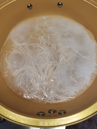 虾皮挂面油条汤的做法步骤：2