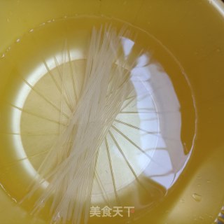 蒜香肉末拌粉的做法步骤：1
