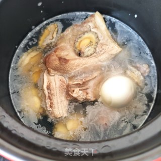 鲍鱼肉汤空心面的做法步骤：1