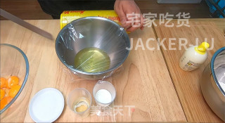日式棉花瑞士卷，口感绵软细腻，春游试试做一个，让你味蕾绽放。的做法步骤：2