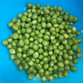 胡萝卜豌豆烧牛筋的做法步骤：1