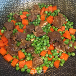 胡萝卜豌豆烧牛筋的做法步骤：9