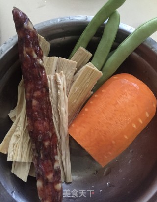 胡萝卜豆角腊肠饭的做法步骤：1