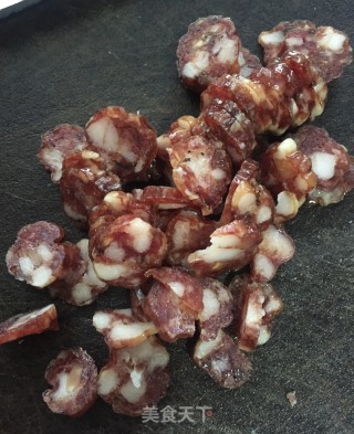 胡萝卜豆角腊肠饭的做法步骤：2