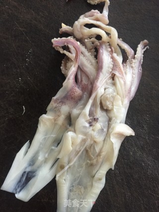 鱿鱼须腊肠饭的做法步骤：1