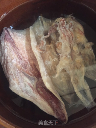 辣椒炒鱿鱼的做法步骤：1