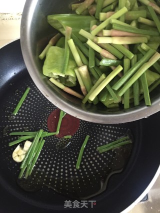 辣椒炒鱿鱼的做法步骤：8