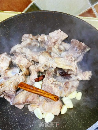 排骨烧土豆的做法步骤：3