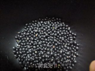 荠菜黑豆煮鸡蛋的做法步骤：1