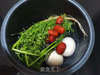 荠菜黑豆煮鸡蛋的做法步骤：4