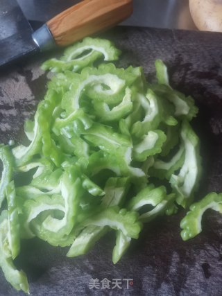 苦瓜炒风干鹅的做法步骤：1
