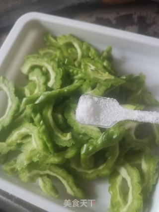 苦瓜炒风干鹅的做法步骤：2