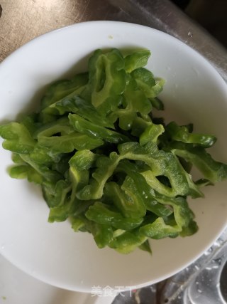 苦瓜炒风干鹅的做法步骤：8