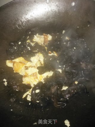 木耳炒鸡蛋的做法步骤：4