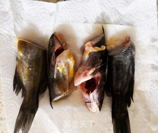 黄骨鱼西红柿荷包蛋汤的做法步骤：2