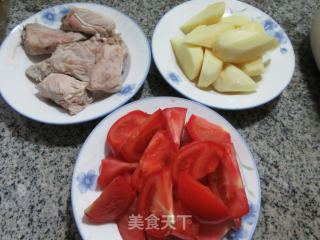 番茄土豆仔排汤的做法步骤：1