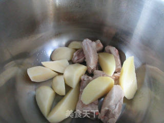 番茄土豆仔排汤的做法步骤：2