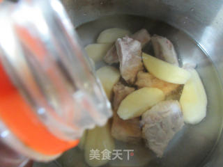 番茄土豆仔排汤的做法步骤：4