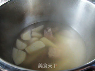 番茄土豆仔排汤的做法步骤：6