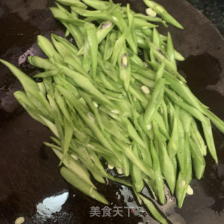 腊肉炒四季豆的做法步骤：2