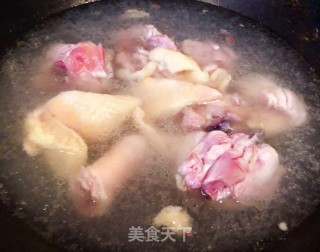 香菇鹌鹑蛋炖鸡腿的做法步骤：2