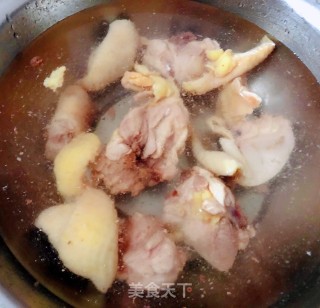 香菇鹌鹑蛋炖鸡腿的做法步骤：3