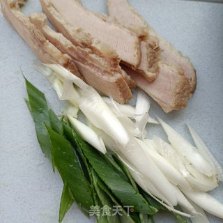 春葱拌贵妃肉的做法步骤：1