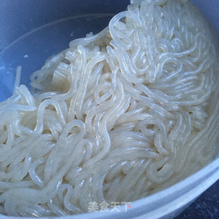 裙带菜虾丸煮粉的做法步骤：1