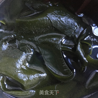 裙带菜虾丸煮粉的做法步骤：3