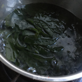 裙带菜虾丸煮粉的做法步骤：4