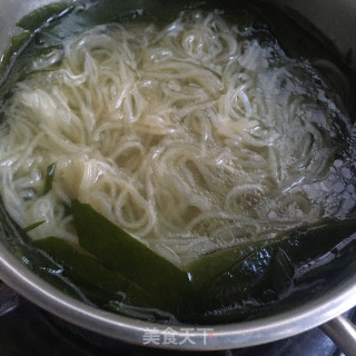 裙带菜虾丸煮粉的做法步骤：5