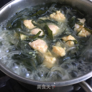 裙带菜虾丸煮粉的做法步骤：6