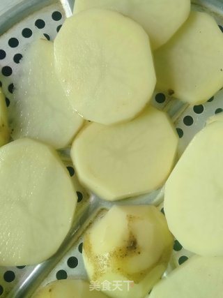 土豆小饼的做法步骤：2
