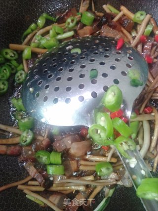 腊肉炒茶树的做法步骤：8