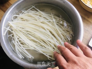 酱拌米粉的做法步骤：2
