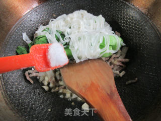 菜芯肉丝鸡蛋炒河粉的做法步骤：10