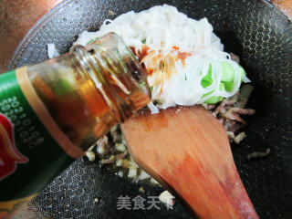 菜芯肉丝鸡蛋炒河粉的做法步骤：12