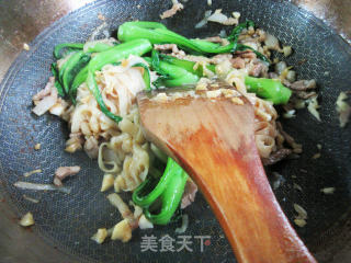 菜芯肉丝鸡蛋炒河粉的做法步骤：13
