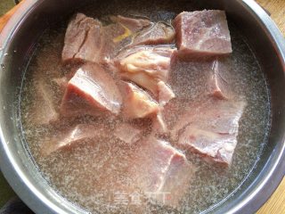 西红柿炖牛腩肉的做法步骤：2