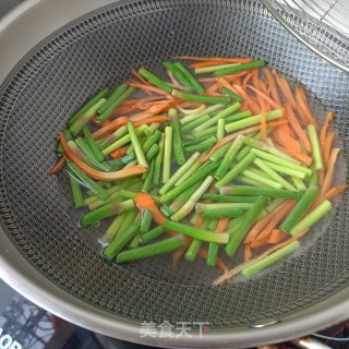 腊肉腊猪舌炒蒜苔的做法步骤：4