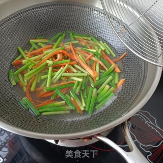 腊肉腊猪舌炒蒜苔的做法步骤：5