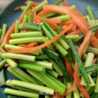 腊肉腊猪舌炒蒜苔的做法步骤：6