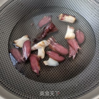 腊肉腊猪舌炒蒜苔的做法步骤：8