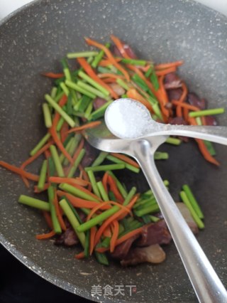 腊肉腊猪舌炒蒜苔的做法步骤：15