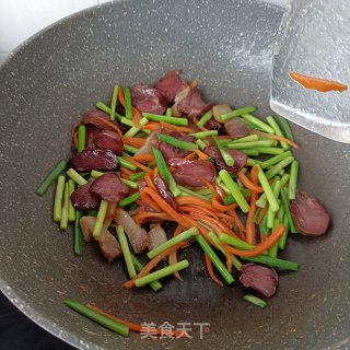 腊肉腊猪舌炒蒜苔的做法步骤：17
