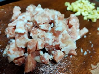 肉末圆白菜炒饼丝的做法步骤：1
