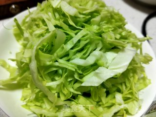 肉末圆白菜炒饼丝的做法步骤：2