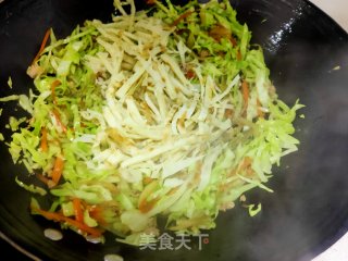 肉末圆白菜炒饼丝的做法步骤：15