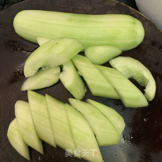 黄瓜滚肉酱汤的做法步骤：1