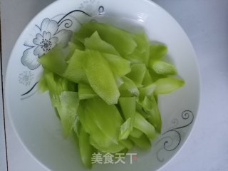 莴笋炒肉渣的做法步骤：1